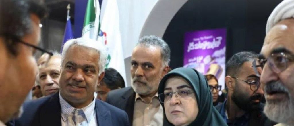 سخنگوی دولت در غرفه انجمن