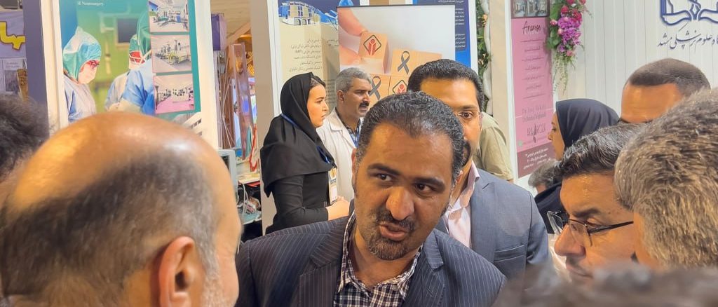 معاونین دانشگاه علوم پزشکی مشهد از غرفه انجمن بازدید کردند