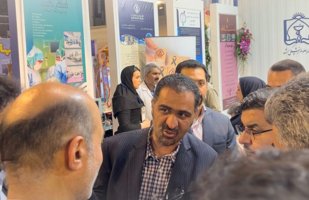 معاونین دانشگاه علوم پزشکی مشهد از غرفه انجمن بازدید کردند