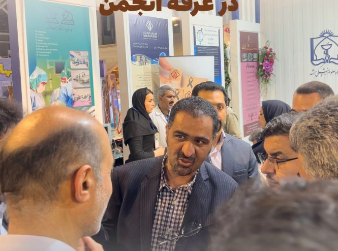 معاونین دانشگاه علوم پزشکی مشهد از غرفه انجمن بازدید کردند